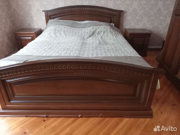 Спальная мебель с тумбочками и с шифонером 35000