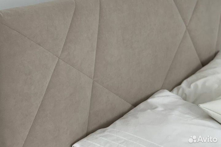 Кровать двуспальная с подъемным механизмом