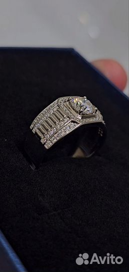 Кольцо с бриллиантом