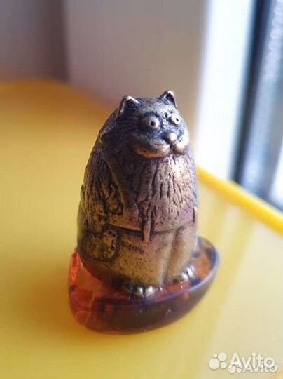 Фигурка кота с натуральным янтарём