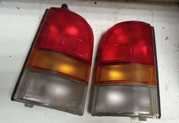 Nissan AD Y10 фонарь задний левый/правый