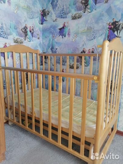 Детская кроватка с маятником