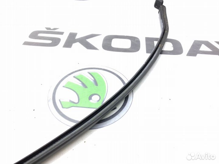 Уплотнитель двери задний правый Skoda Octavia A7