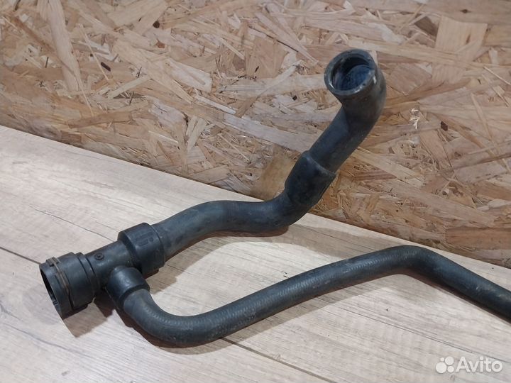 Патрубок радиатора Volkswagen Passat B5 без датчик