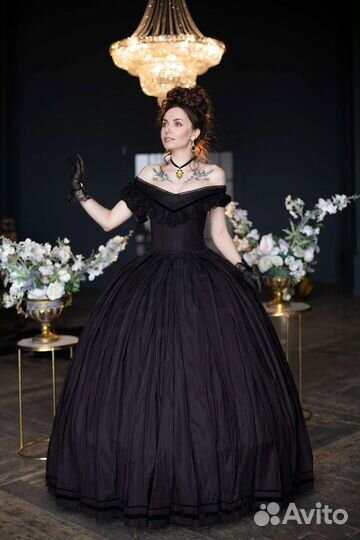 Красное и чёрное бальное историческое платье прока