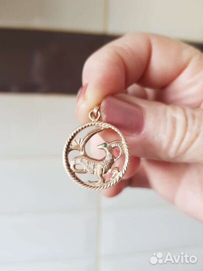 Золотой кулон