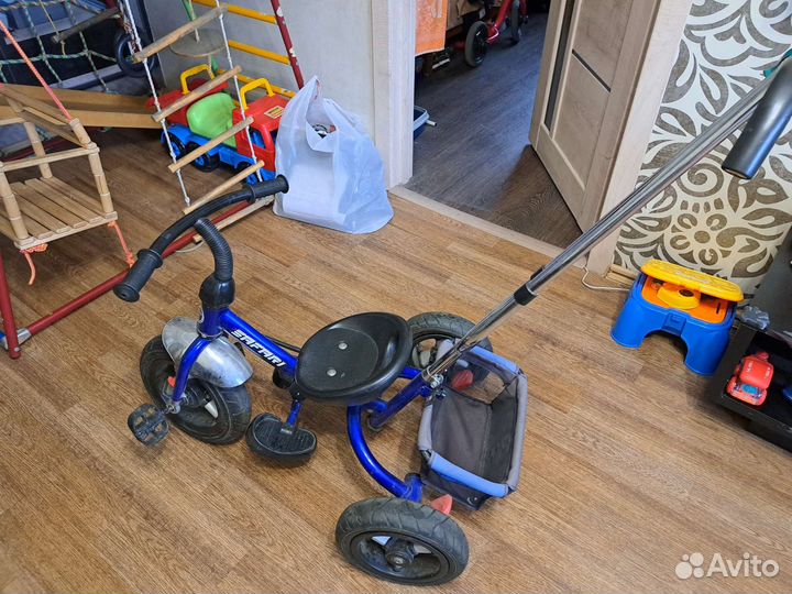 Детский велосипед с ручкой