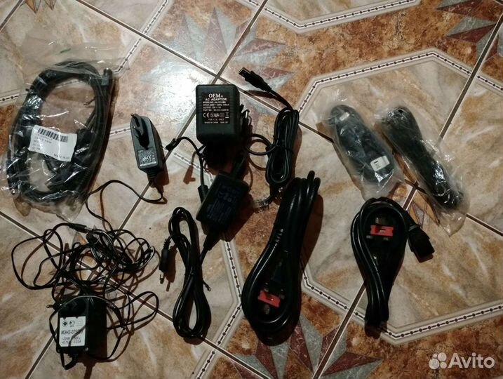 Чехол и зарядка на телефон