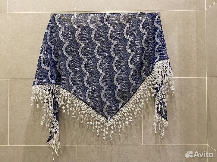 Платок с кружевом ручной вязки