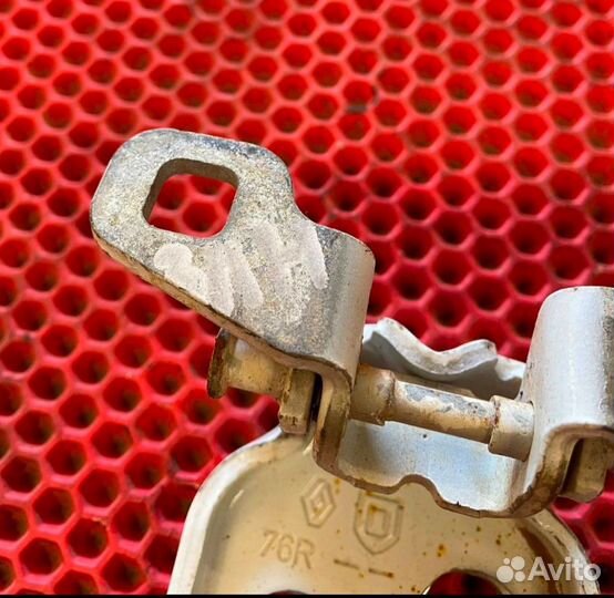 Петля двери задняя левая нижняя рено логан 2