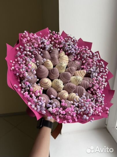 Букет из клубники в шоколаде с гипсофилой