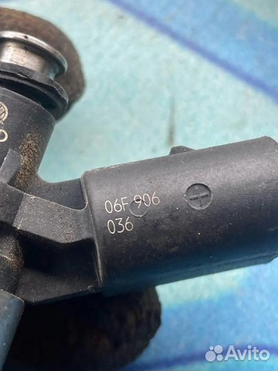 Форсунка топливная бензиновая 06F906036