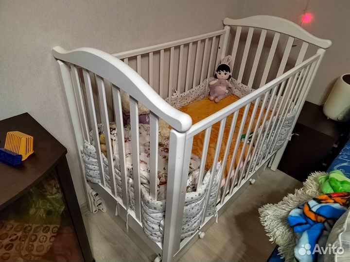 Детская кроватка с маятником и ящиком