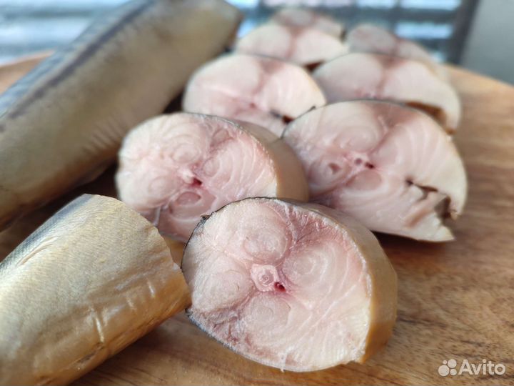 Скумбрия копченая, кальмар, горбуша и деликатесы