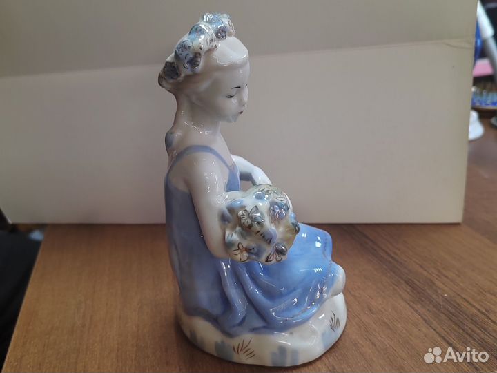Фарфор девочка с букетом