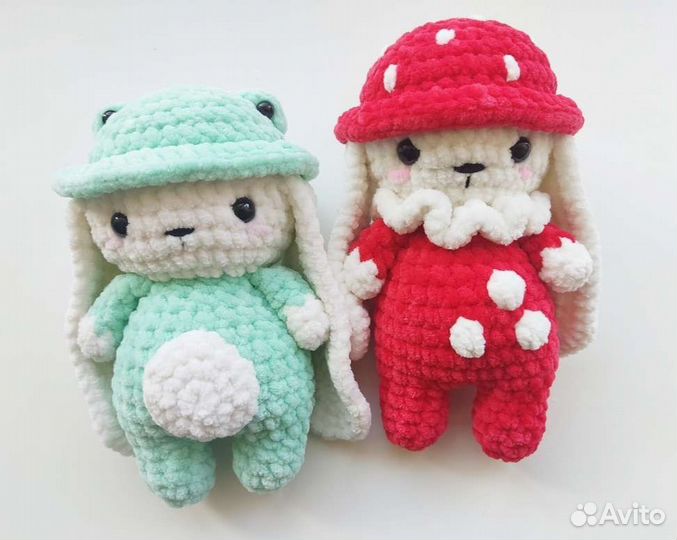 Вязаные зайки в костюме лягушки и мухомора