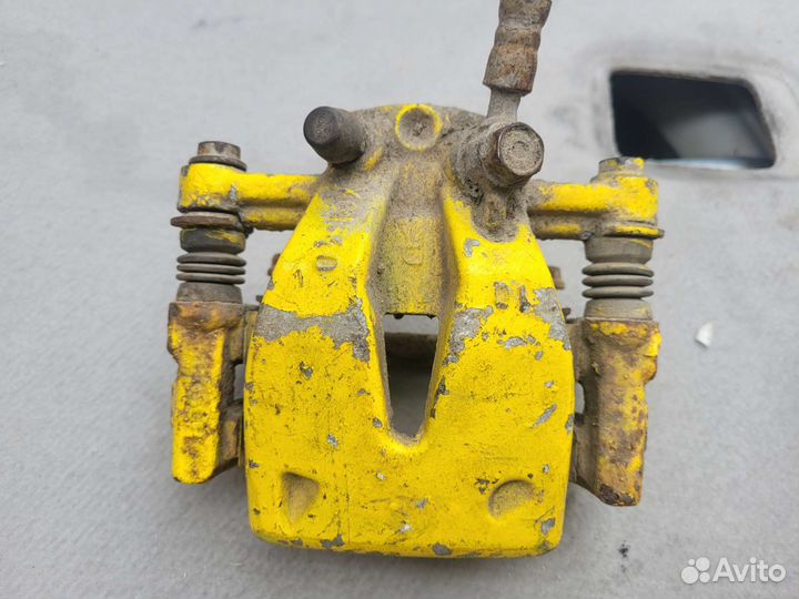 Задний суппорт Toyota avensis t25