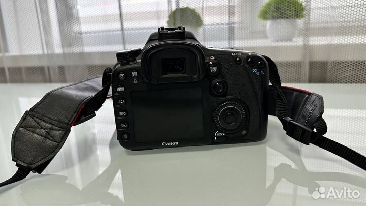 Зеркальный фотоаппарат canon