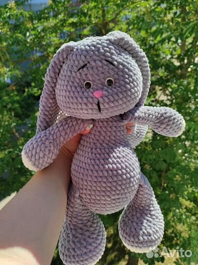 Большой плюшевый заяц