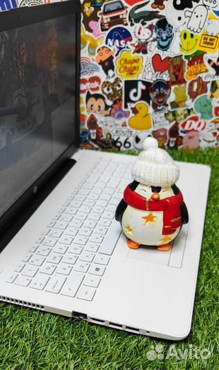 Лучший подарок это белый ноутбук HP