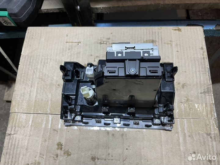 Зарядка беспроводная Toyota Land Cruiser 200