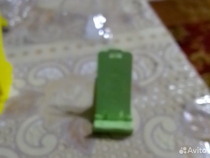 Подставки для телефонов.желтую можно вешать на роз