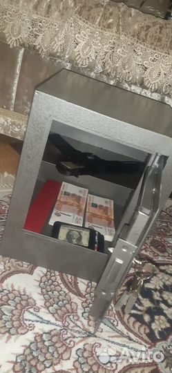 Металлический ящик для пистолета и денег