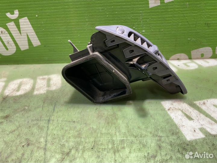 Дефлектор воздушный правый Nissan Primera TP12