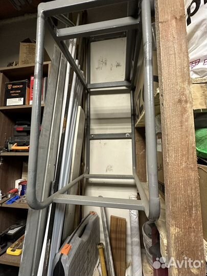 Полка-кронштейн для хранения колес автомобиля