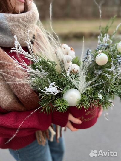 Новогодний букет из живой хвои и веток хлопка