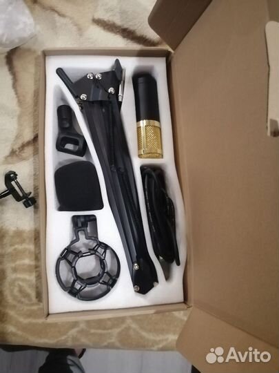 Студийный конденсаторный микрофон