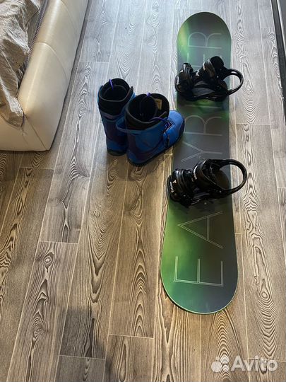 Сноуборд с креплениями и ботинками