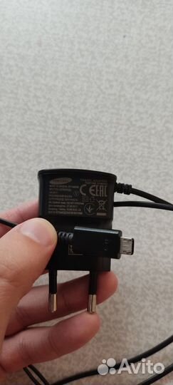 Телефон и зарядные устройства для телефонов