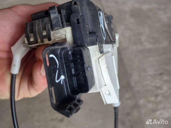 Замок передний левой двери Peugeot 308