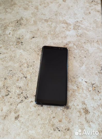 Смартфон Samsung Galaxy A8 (2018) 32GB (черный)