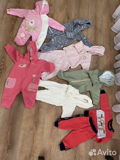 Две коробки детской одежды груднички