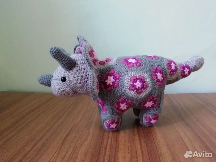 Динозавр, игрушка. Трицератопс