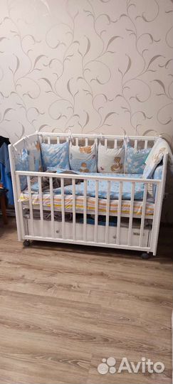 Детская кроватка с маятником