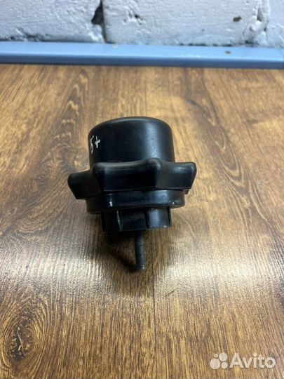 Болт крепления запасного колеса задний Volkswagen