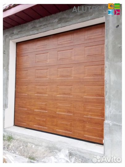 Секционные ворота для гаража alutech