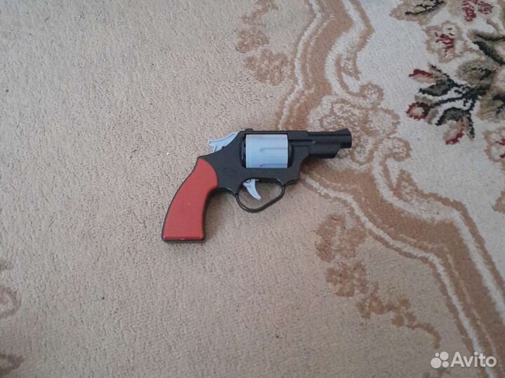 Игрушечный револьвер