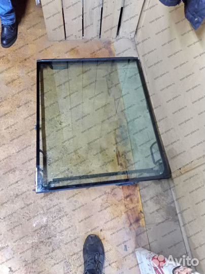 Стекло дверное левое верхнее на Manitou