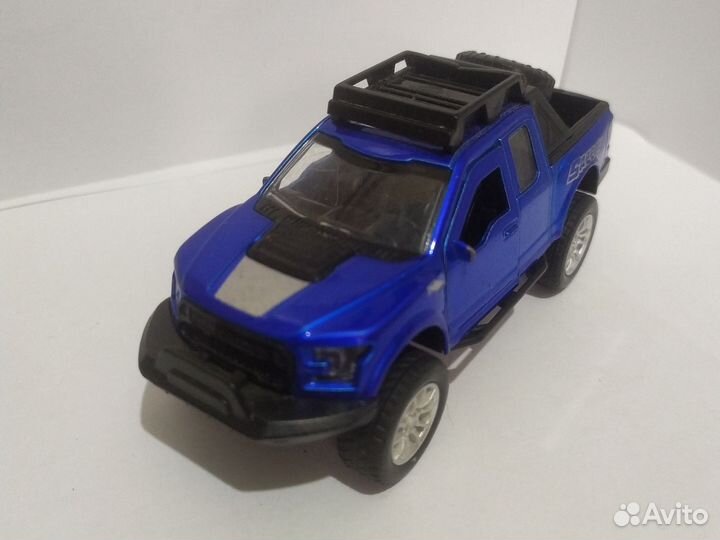 Внедорожник игрушечный