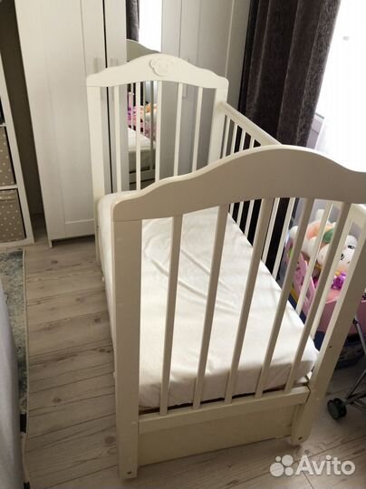 Детская кроватка с маятником и ящиком