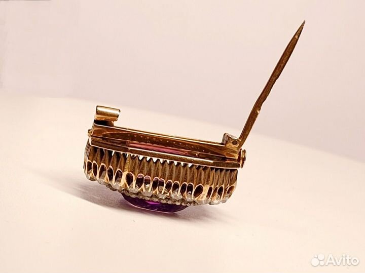 Антикварная золотая брошь с бриллиантами аметистом