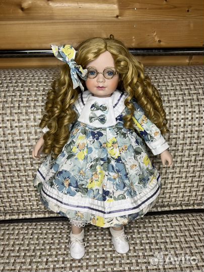 Кукла фарфоровая