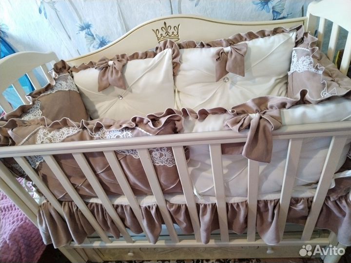 Детская кроватка с маятником и ящиком