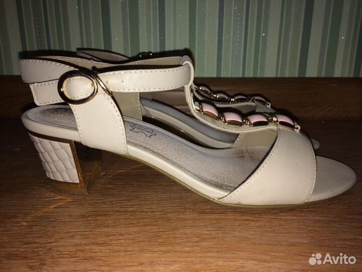 Босоножки женские на каблуке