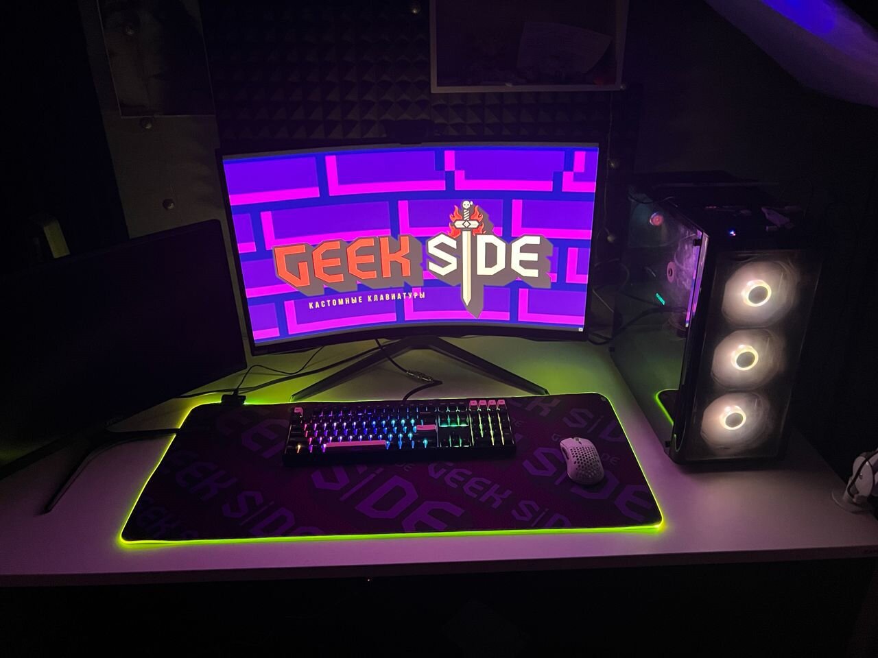 Geek side. Клавиатура на столе. Пиксельная клавиатура. Кастомные клавиатуры. Ducky one 2 tkl pudding edition.