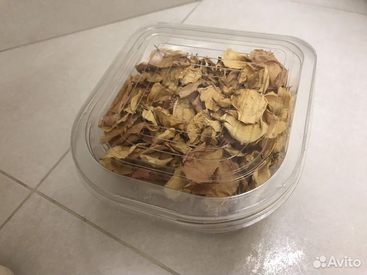 Лепестки роз сухие в контейнере